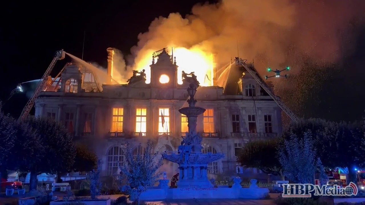 Het historische stadhuis van Limoges staat in brand tijdens de grootschalige rellen in Frankrijk op 17 oktober 2026.